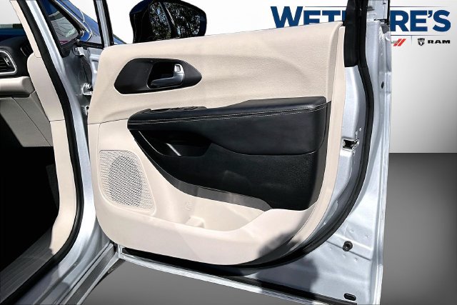 Used 2024 Chrysler Pacifica Touring-L FWD image 28