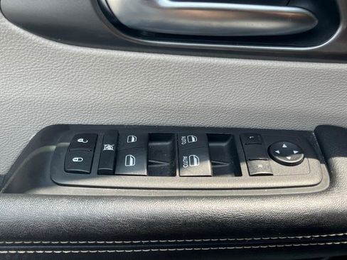 Used 2023 Chrysler Pacifica Touring-L image 32