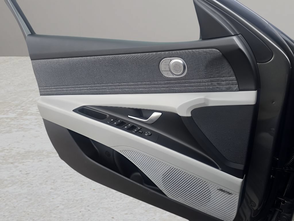 Used 2026 Hyundai Elantra Limited FWD image 17