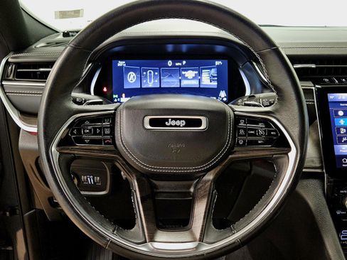 Used 2022 Jeep Grand Cherokee Overland w/ Luxury Tech Group IV AWD/4WD image 37