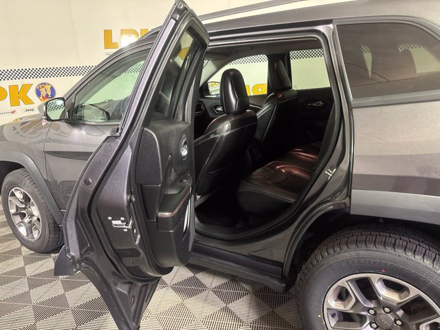 Used 2019 Jeep Cherokee Trailhawk w/ Comfort/Convenience Group AWD/4WD image 15