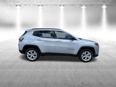 Used 2024 Jeep Compass Latitude AWD/4WD image 8