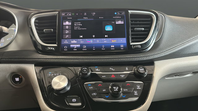 Used 2024 Chrysler Pacifica Limited FWD image 15