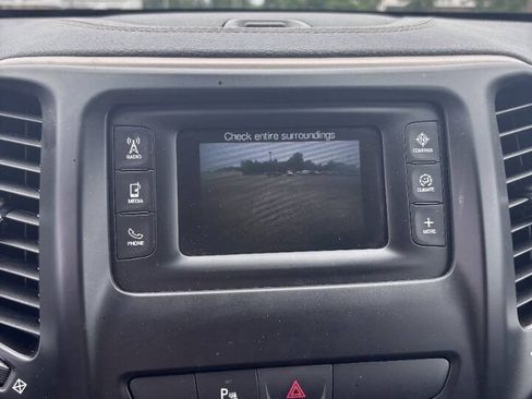 Used 2018 Jeep Cherokee Latitude w/ Safety Group AWD/4WD image 6