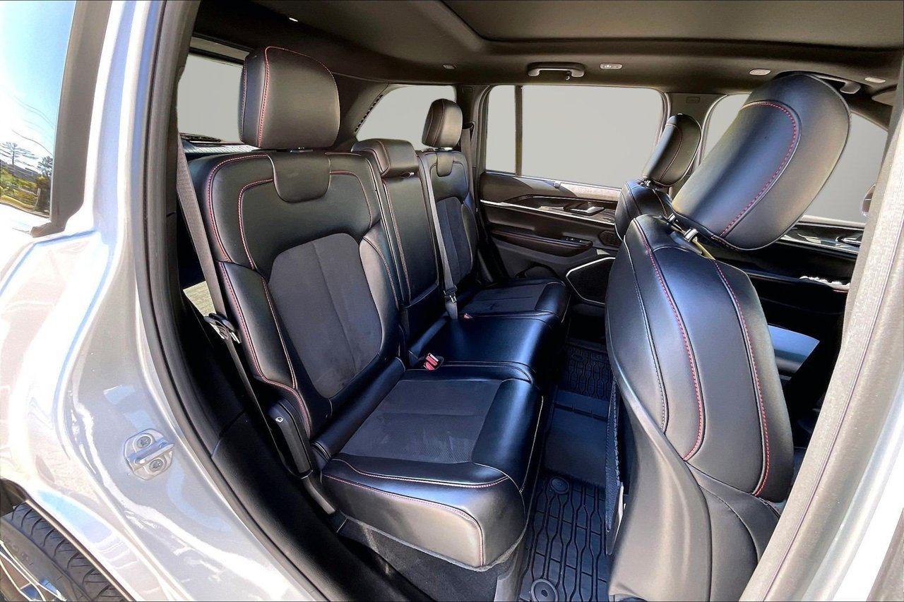 Certified 2022 Jeep Grand Cherokee Trailhawk w/ Luxury Tech Group III AWD/4WD image 25