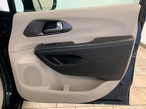 Used 2022 Chrysler Pacifica Touring-L w/ Uconnect Theater Family Group image 55