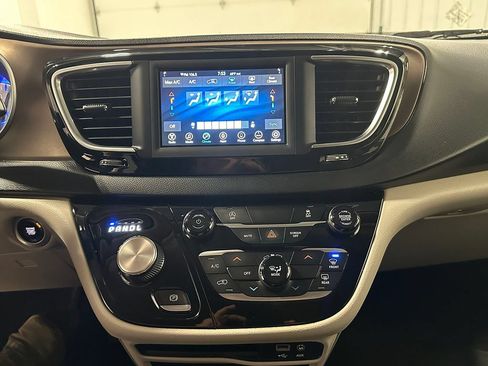 Used 2020 Chrysler Voyager Lxi FWD image 33