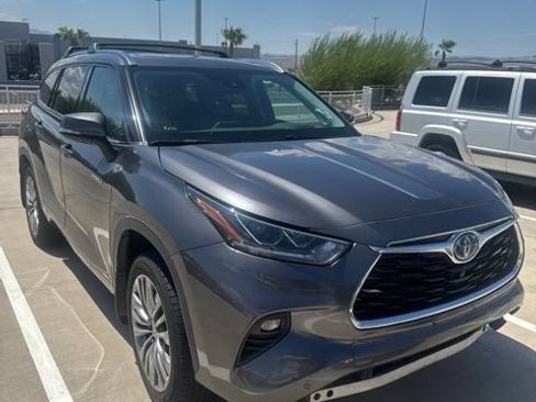 Used 2021 Toyota Highlander Platinum AWD/4WD image 2