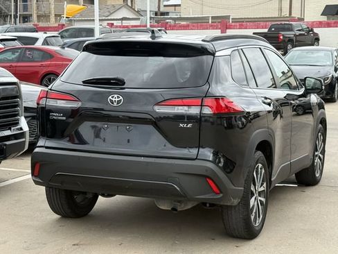 Used 2025 Toyota Corolla Cross XLE FWD image 4