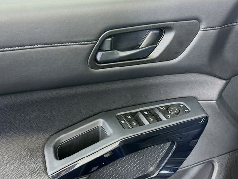 Used 2025 Nissan Pathfinder SV FWD image 15
