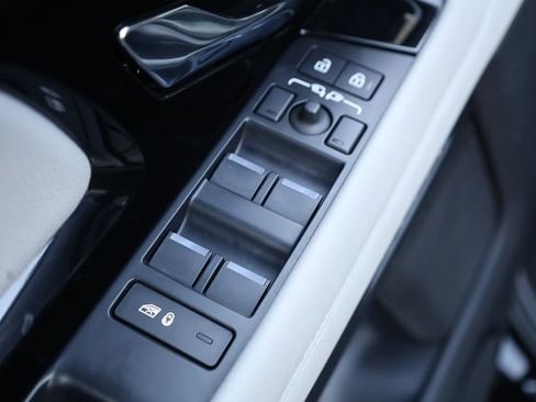 Used 2023 Land Rover Range Rover Evoque R-Dynamic SE image 15