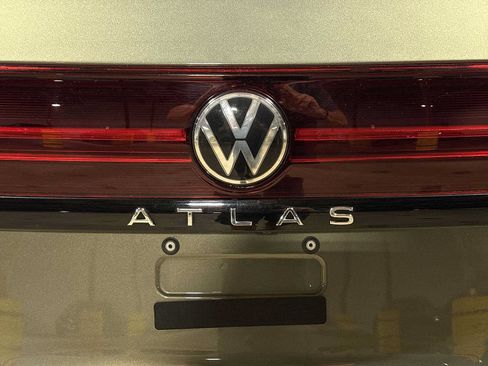 Used 2024 Volkswagen Atlas Peak Edition SE AWD/4WD image 27