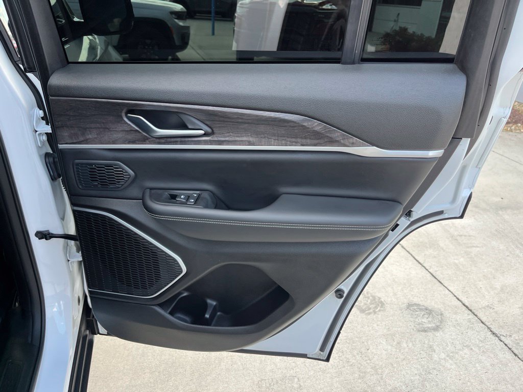 Used 2023 Jeep Grand Cherokee Limited AWD/4WD image 26