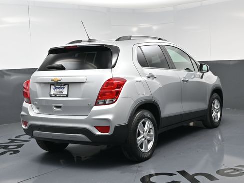 Used 2019 Chevrolet Trax LT w/ LT Convenience Package image 9