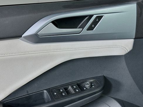 Used 2025 Volkswagen Taos SE image 15