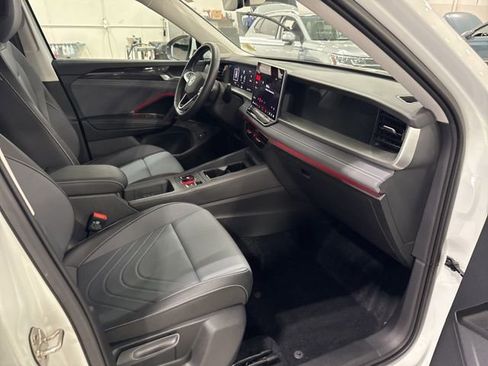 Certified 2025 Volkswagen Tiguan SE image 13