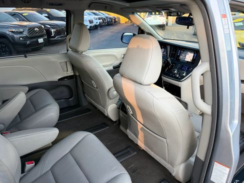 Used 2017 Toyota Sienna XLE Premium image 18