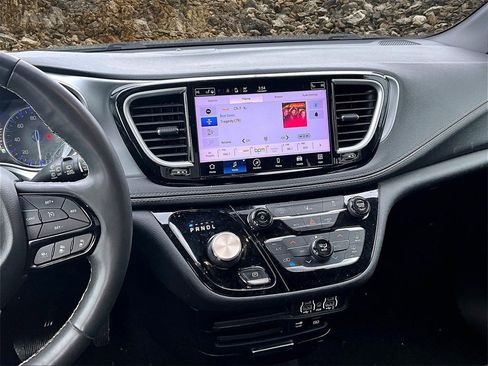 Used 2022 Chrysler Pacifica Touring image 6