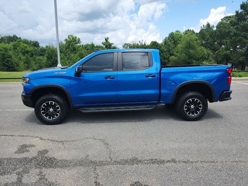 Used 2022 Chevrolet Silverado 1500 ZR2 w/ Technology Package AWD/4WD image 2