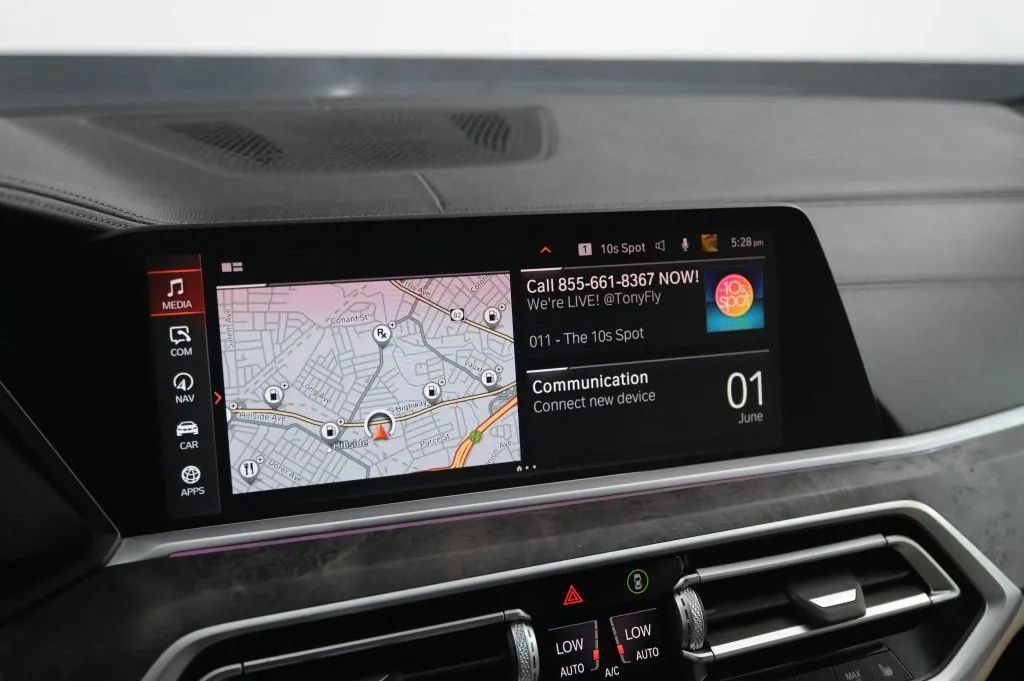 Used 2021 BMW X5 xDrive40i w/ M Sport Package AWD/4WD image 19