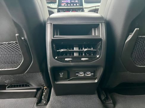 Used 2023 Jeep Grand Cherokee Laredo w/ Luxury Tech Group I AWD/4WD image 18