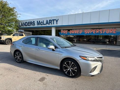 Used 2020 Toyota Camry SE FWD image 1