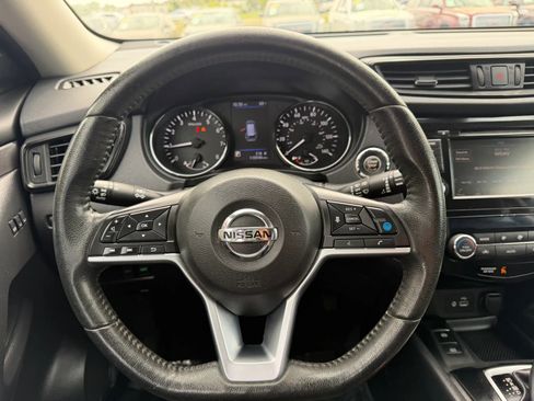 Used 2019 Nissan Rogue SV w/ Premium Package FWD image 17