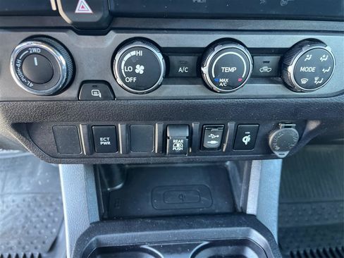 Used 2019 Toyota Tacoma TRD Sport AWD/4WD image 18