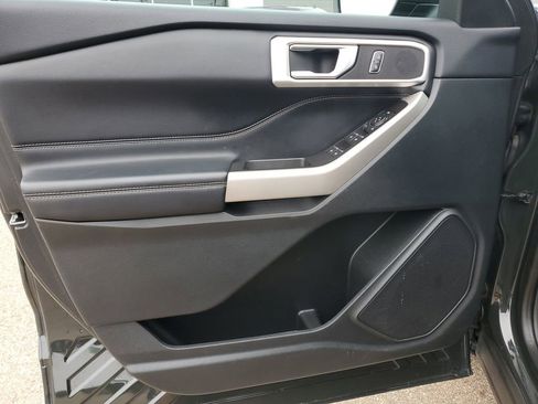 Used 2022 Ford Explorer XLT image 11