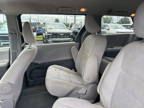 Used 2020 Toyota Sienna L image 27
