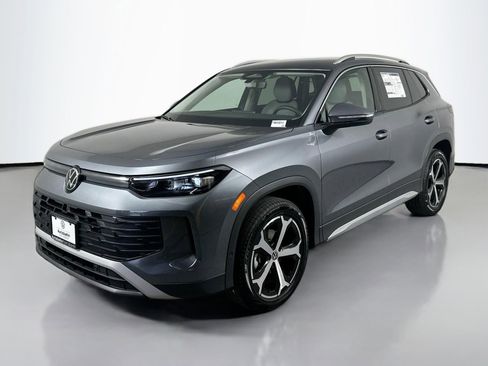 Certified 2025 Volkswagen Tiguan SE image 3