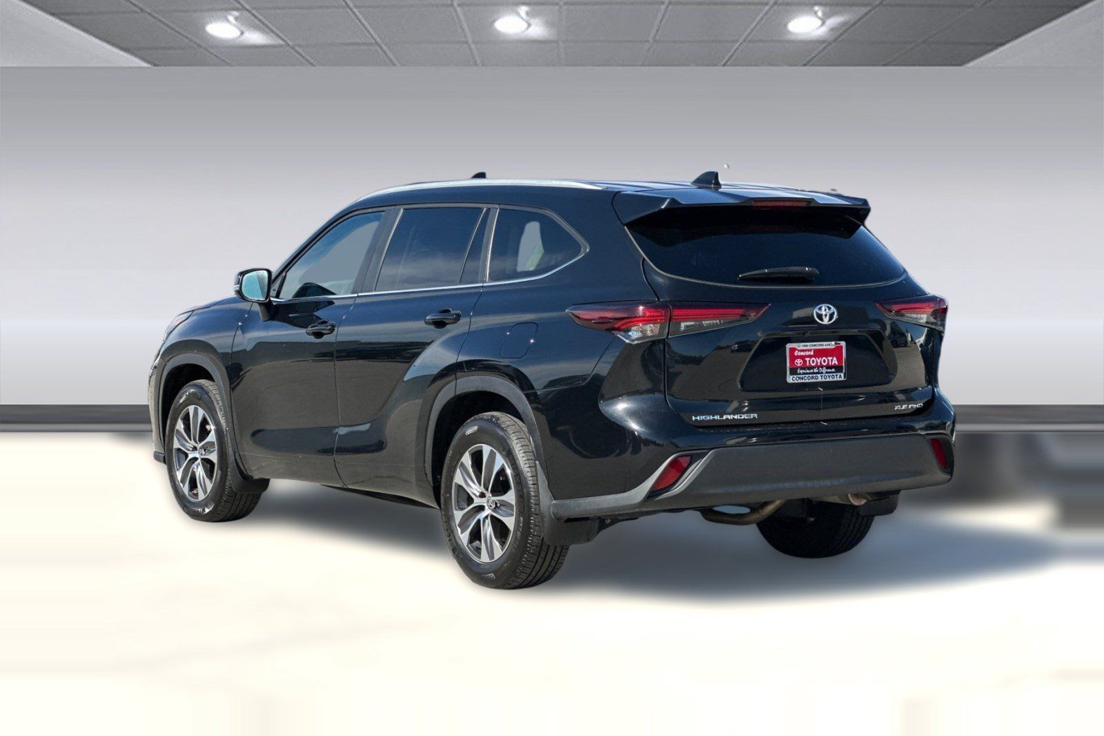 Used 2026 Toyota Highlander XLE AWD/4WD image 3
