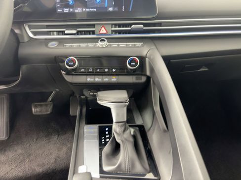Used 2024 Hyundai Elantra SEL image 17