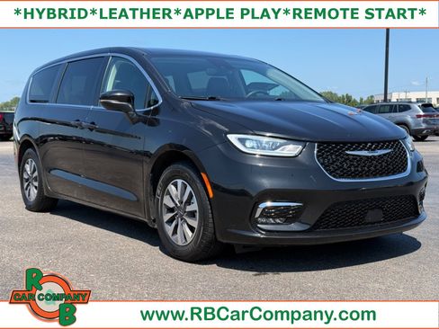 Used 2023 Chrysler Pacifica Touring-L FWD image 1