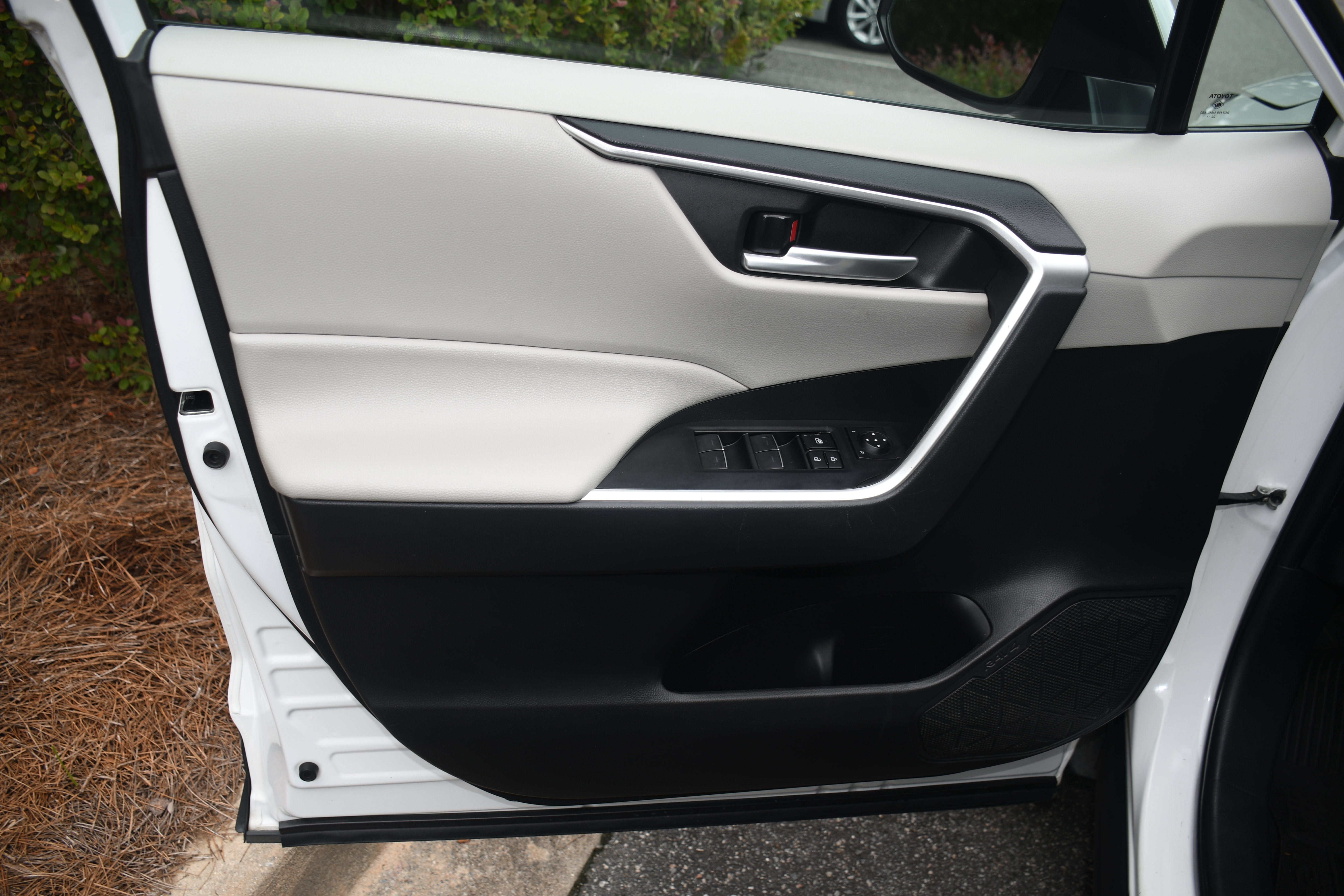 Used 2023 Toyota RAV4 XLE Premium FWD image 10