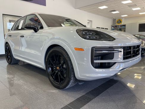 Used 2025 Porsche Cayenne GTS AWD/4WD image 7