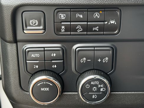 Used 2025 Chevrolet Suburban Z71 AWD/4WD image 25