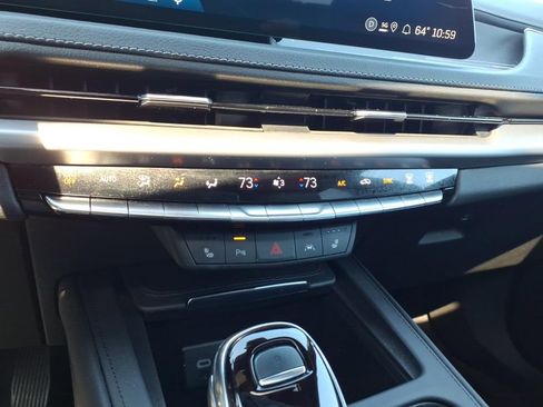 Used 2024 Cadillac XT4 Premium Luxury w/ Cold Weather Package AWD/4WD image 20
