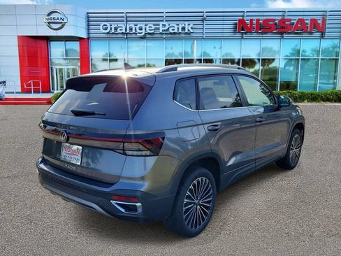 Used 2025 Volkswagen Taos SE FWD image 2