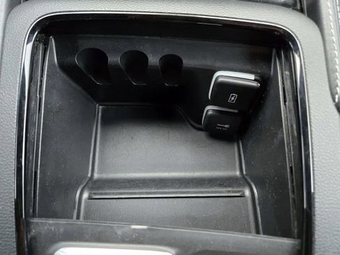 Used 2025 Chrysler Pacifica Limited image 24