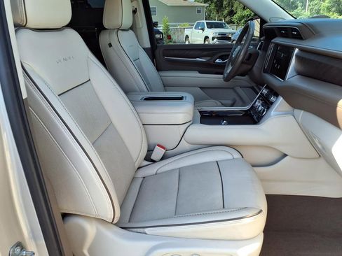 Used 2022 GMC Yukon XL Denali w/ Advanced Technology Package AWD/4WD image 13