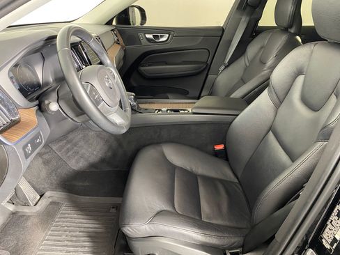 Used 2021 Volvo XC60 T5 Momentum w/ Premium Package image 4