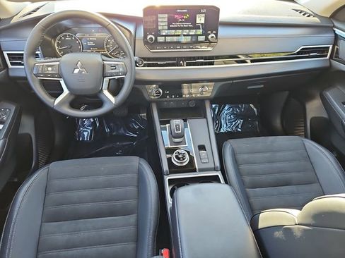 Used 2024 Mitsubishi Outlander SE image 12