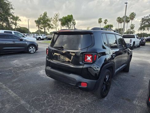Used 2017 Jeep Renegade Altitude FWD image 5