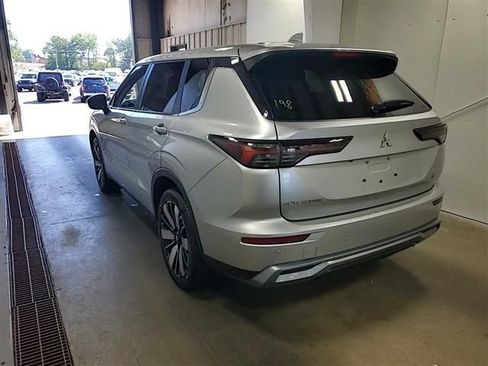 Used 2025 Mitsubishi Outlander SE image 4