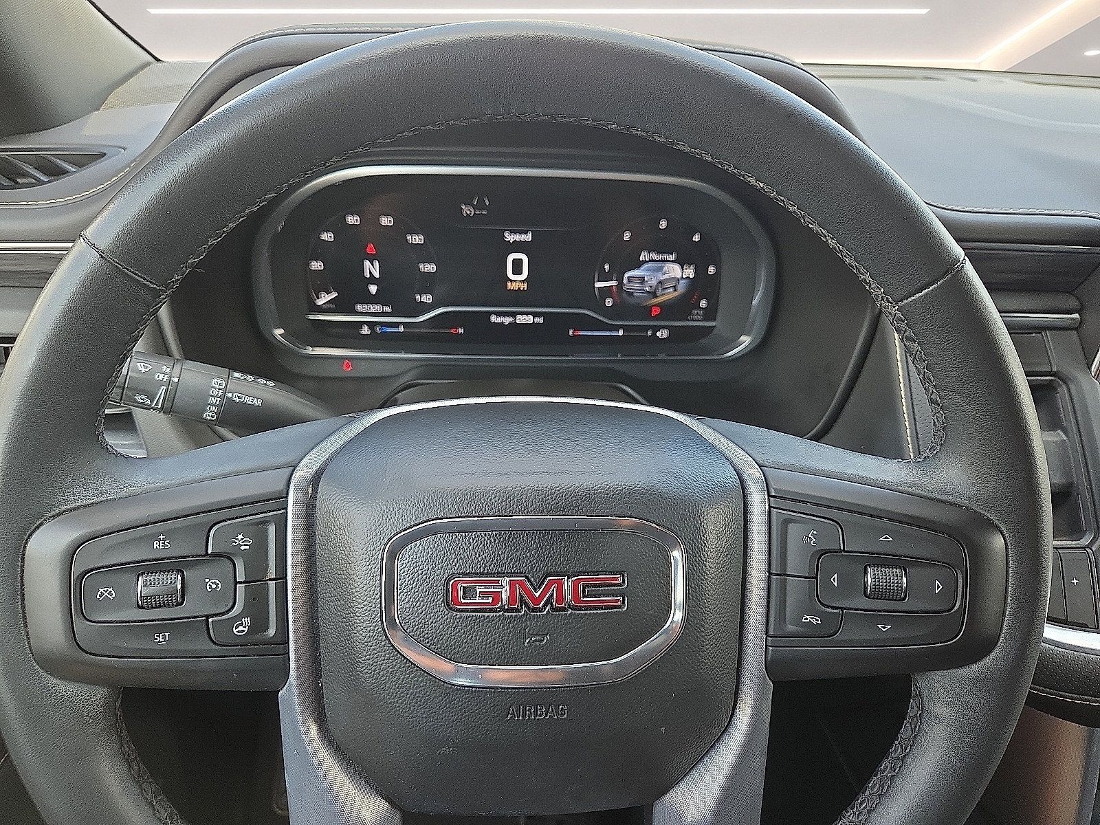 Used 2023 GMC Yukon SLT w/ SLT Luxury Package AWD/4WD image 4