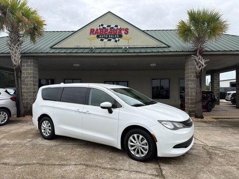 Used 2017 Chrysler Pacifica Touring w/ Tire & Wheel Group FWD image 1