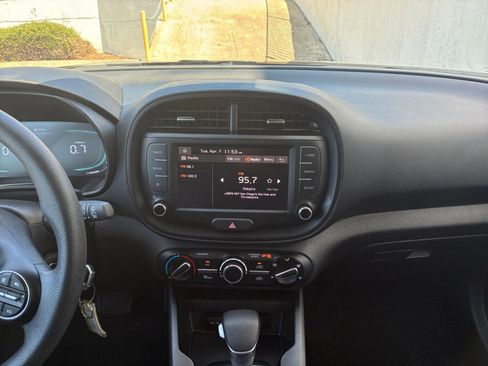 Used 2025 Kia Soul LX w/ LX Technology Package FWD image 17