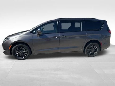 Used 2020 Chrysler Pacifica Touring-L w/ Advanced Safetytec Group AWD/4WD image 3