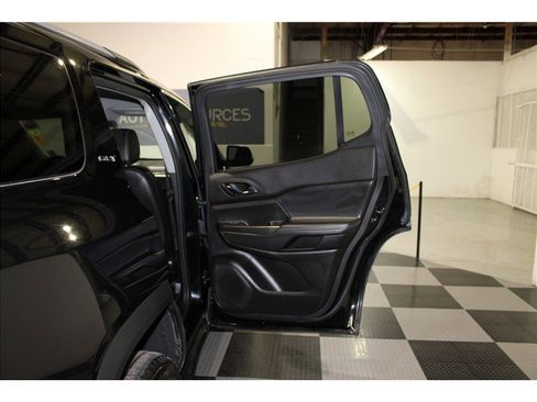 Used 2023 GMC Acadia SLT image 26